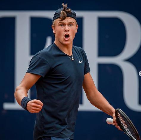 史密斯在尝 史密斯在尝